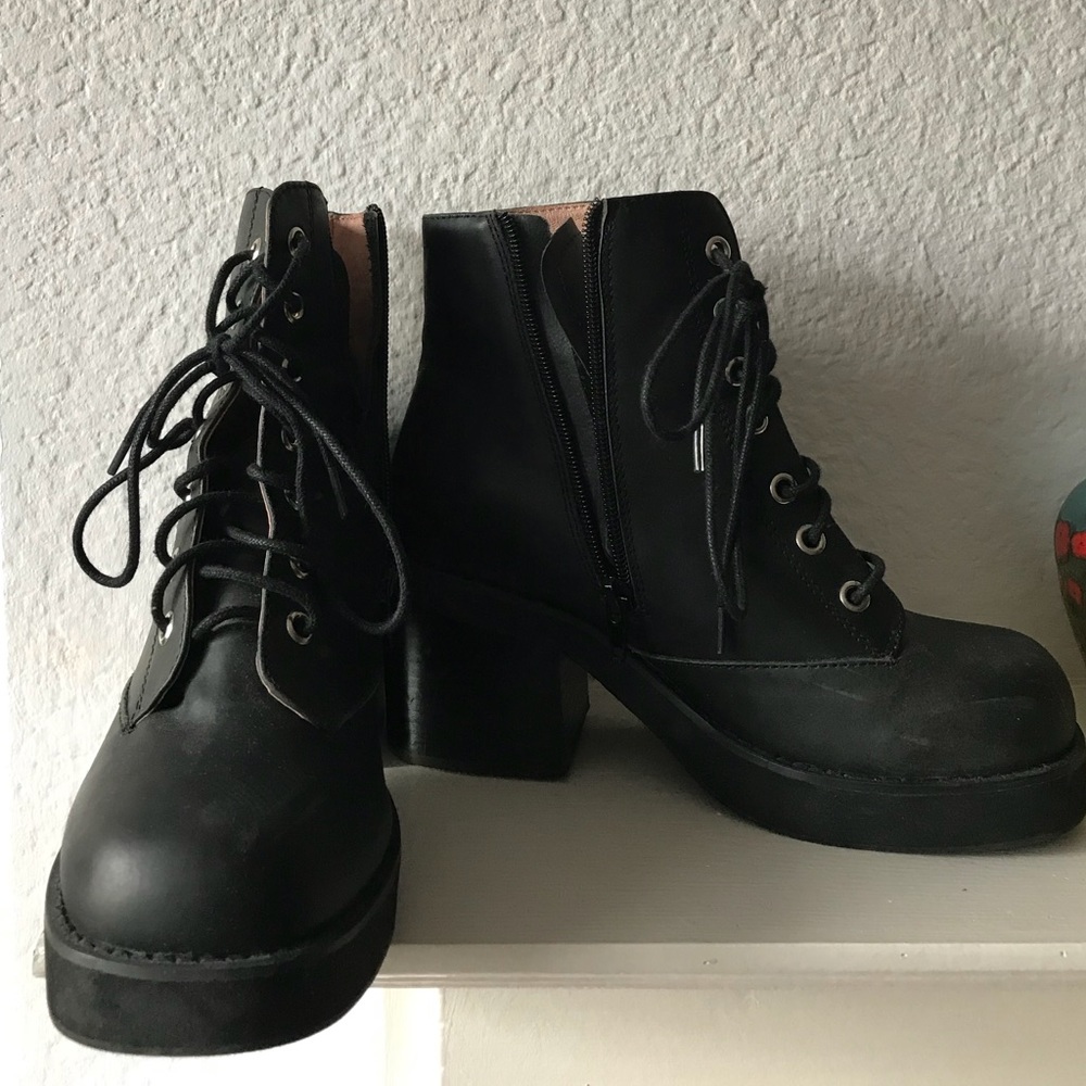 🕷 Jeffrey Campbell Lace Up Block Heel Boots